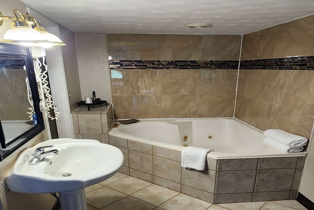 Days Inn by Wyndham Fort Wright Cincinnati Area - photo 36