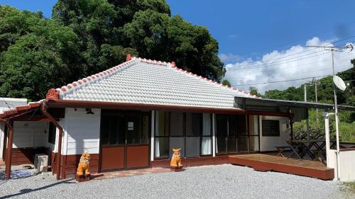 広い畳間と外には広いウッドデッキcondominium和風邸yanbaru - carbon neutral hotel in Nago