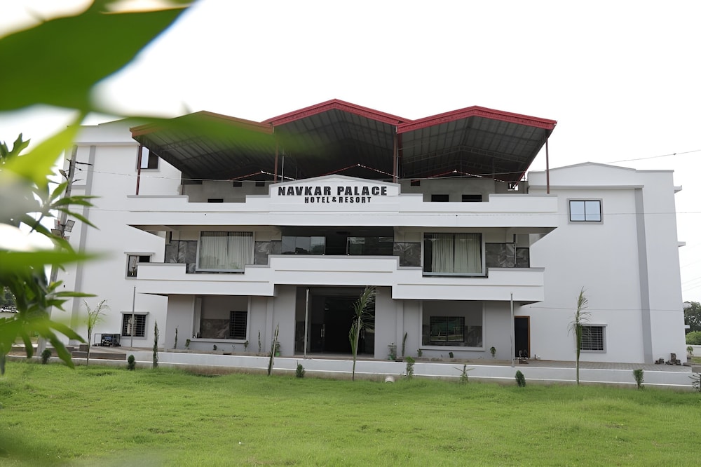 Navkar Palace Hotel & Resort — hotel in Khargone