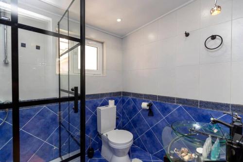 Colorful apt w a furnished terrace 2 min from Rustaveli avenue