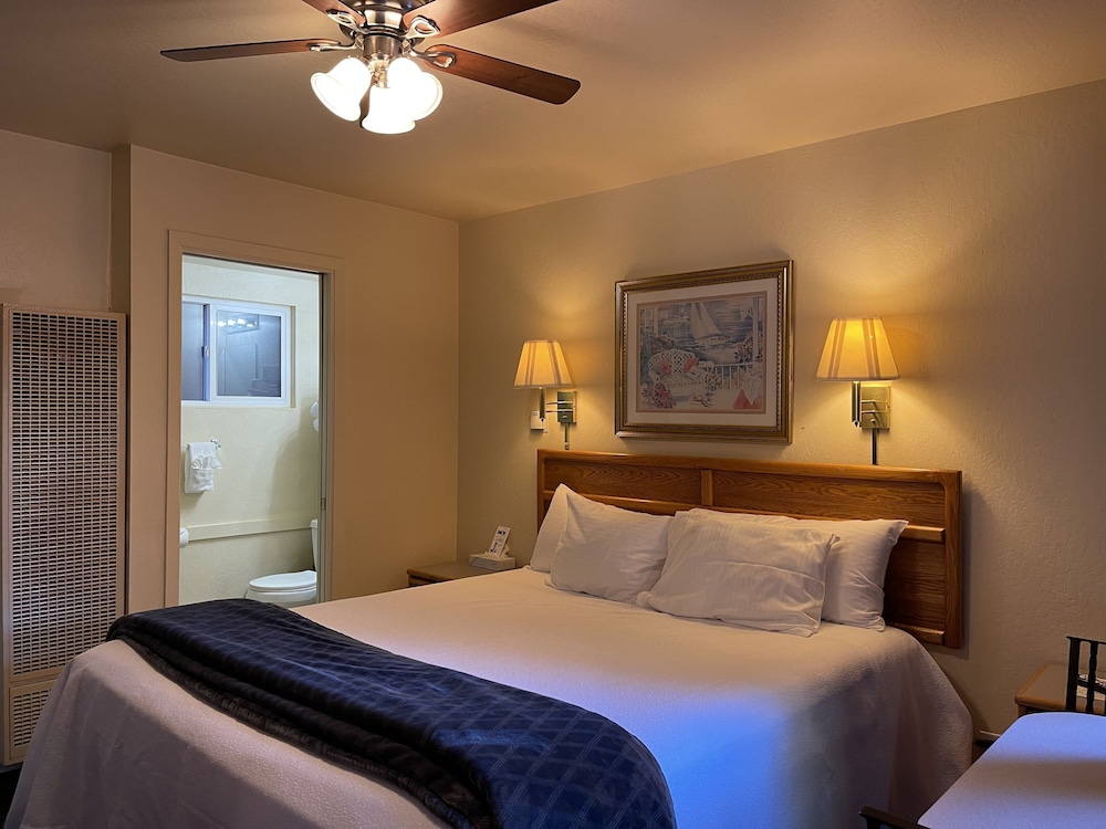 Crown Motel and Family Resort - photo 24