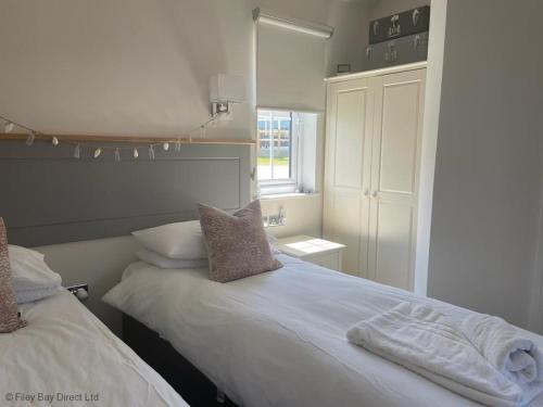 Lakeside Retreat The Bay Filey 2 bedrooms with ensuites parking with EV charger