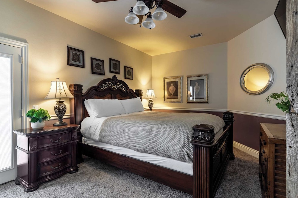 Sleeps 20 Vineyard Estate w Resort Pool Spa Game Room Wilson Creek Manor by AvantStay - photo 30