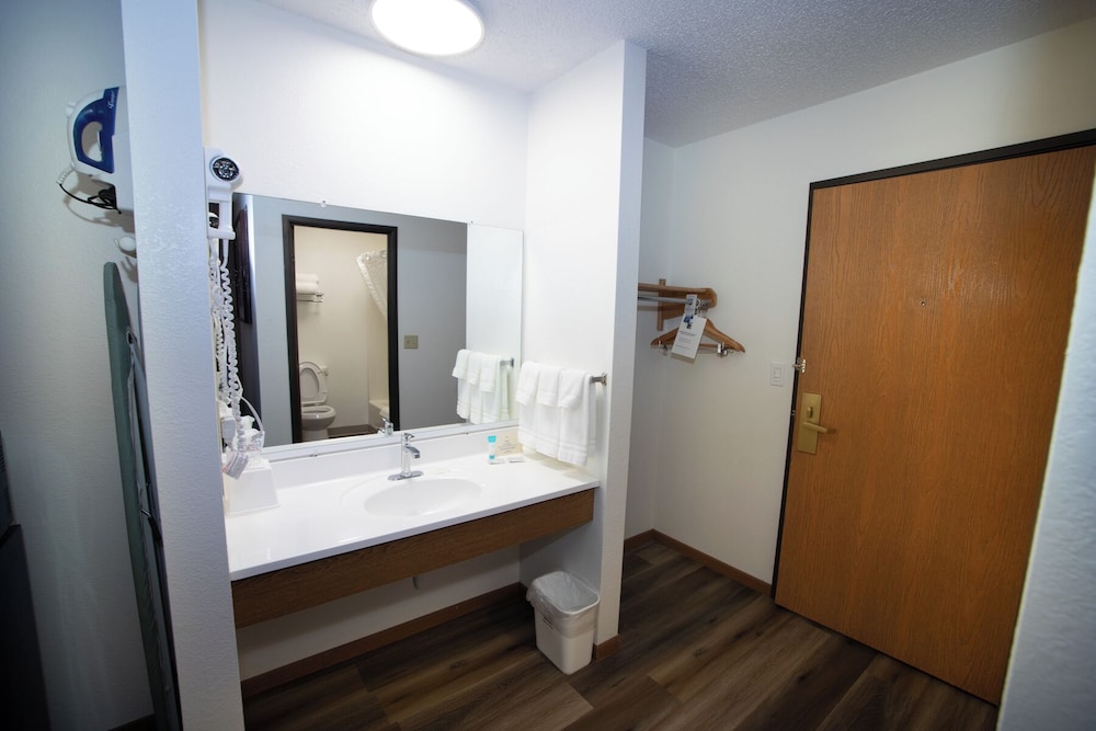 Alliance Hotel & Suites a Howard Johnson by Wyndham - photo 22