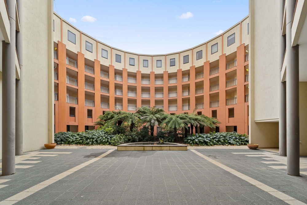 Loft Style CBD 1 Bed with Rooftop Terrace & BBQ — 4-Star Luxury Hotel in Canberra, Australia