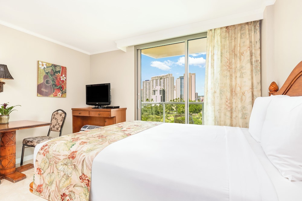 Luana Waikiki Hotel & Suites - photo 64
