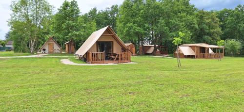 Les Cabanes du Tertre in Cour-Cheverny, France