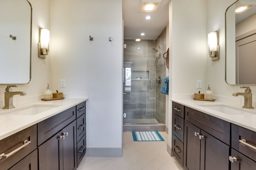 Rooftop Mtn View & Hot Tub: Silverthorne Home — 4-Star Luxury Hotel in Silverthorne, United States