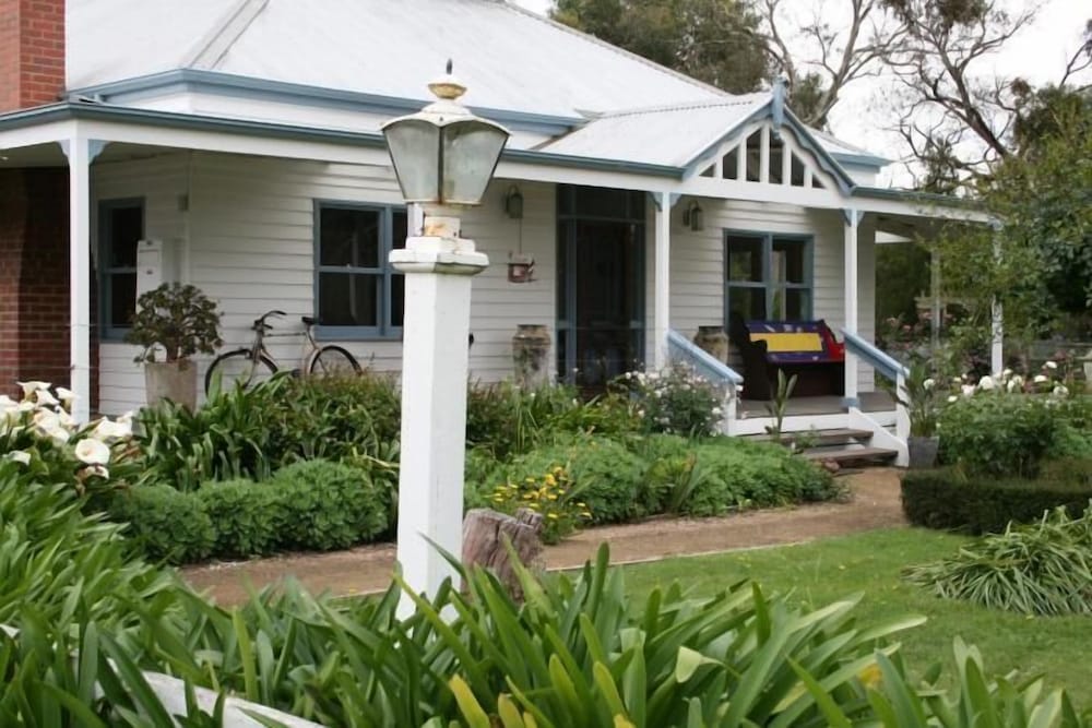 Rangers Run Cottages — 4-Star Luxury Hotel in Moorooduc, Australia