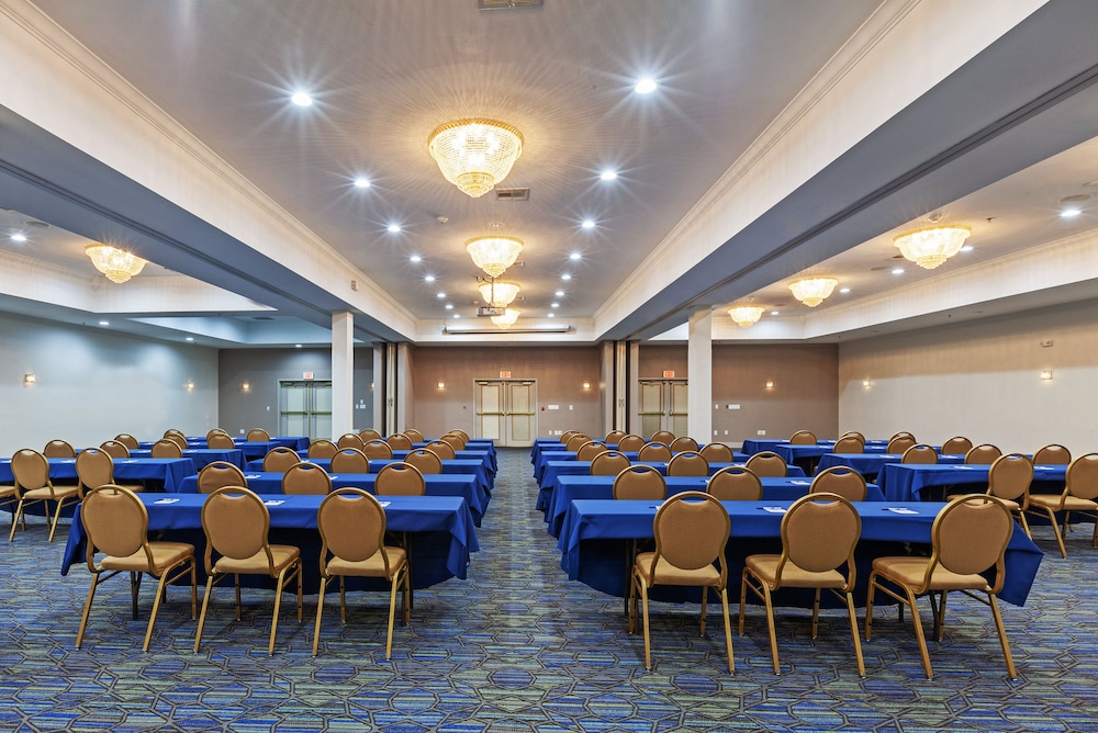 Holiday Inn Express Hotel & Suites Jenks by IHG - photo 35