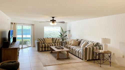 Peaceful lakefront condo on Siesta Key Private beach access 2 pools tennis and pickleball courts — 4-Star Luxury Hotel in Siesta Key, United States