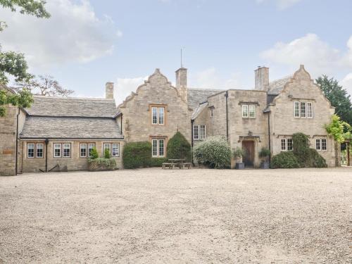 Home Farm 16 — 5-Star Luxury Hotel in Witney, United Kingdom