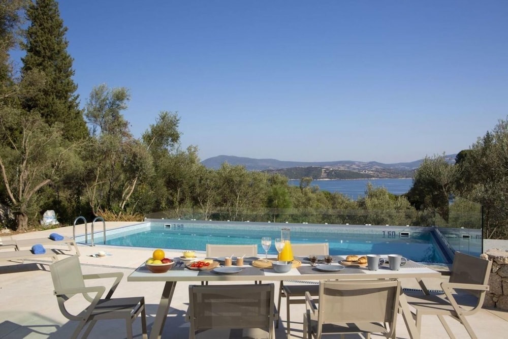 Villas Harriet With Sea View and Near the sea — 4-Star Luxury Hotel in Lefkada, Greece