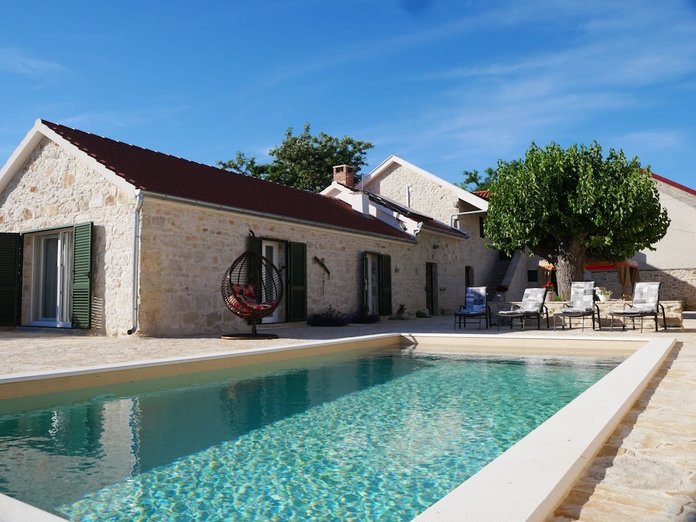 MY DALMATIA Authentic villa Zvonko with private swimming pool — 4-Star Luxury Hotel in Benkovac, Croatia