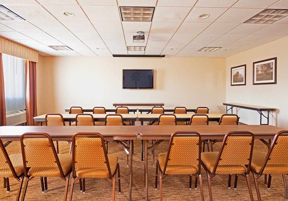 Holiday Inn Express Hotel & Suites BYRAM by IHG - photo 36