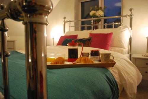 Stylish Stays Covert Cottage Fleet Stylish Cottage Parking Patio Dog Friendly EV — 4-Star Luxury Hotel in Fleet, United Kingdom