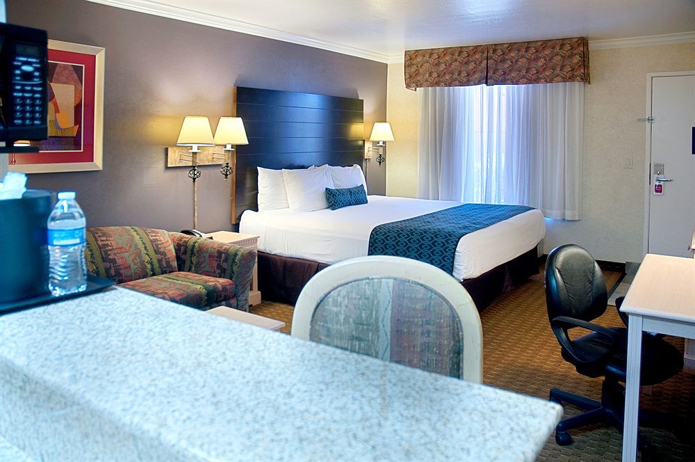 Tempe Phoenix Airport InnSuites at the Mall Hotel - photo 22