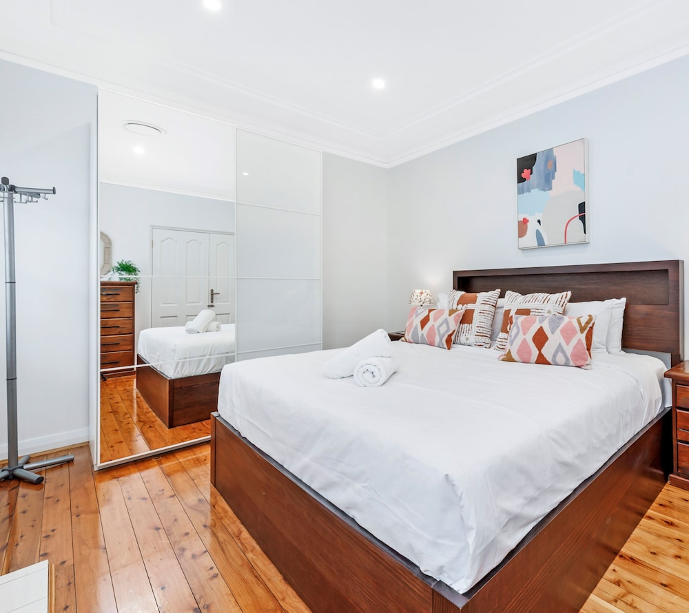 Kozyguru Rockdale Spacious Modern 2 Bedrooms Holiday Home — 4-Star Luxury Hotel in Sydney, Australia
