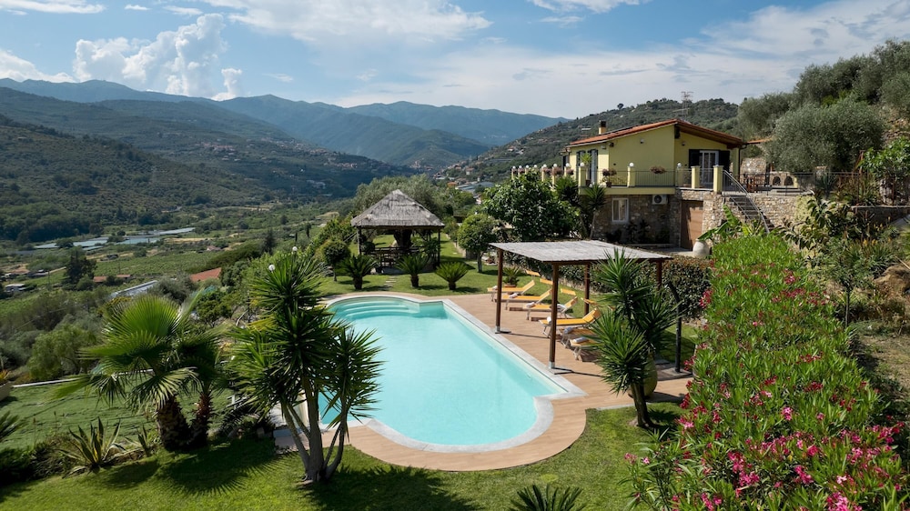 Villa Vittorio 6 2 Emma Villas — 4-Star Luxury Hotel in Imperia, Italy