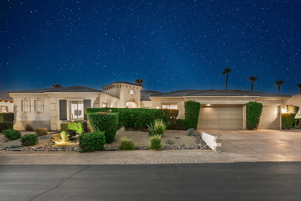 Wilder Out West: Luxury Pickleball Mini Golf & Game Room in Indio, United States