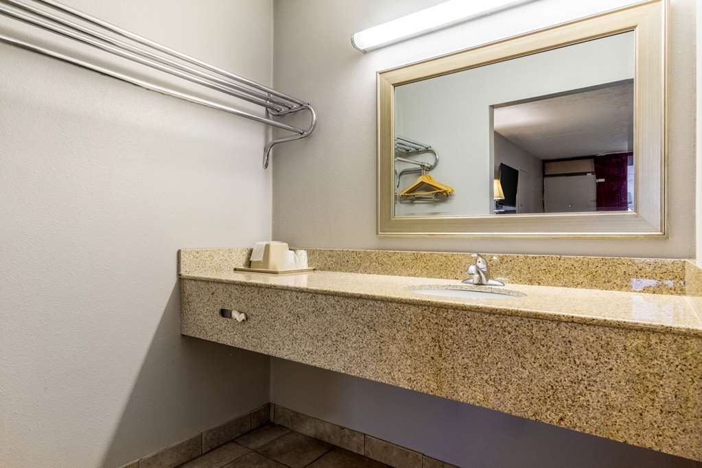 Econo Lodge Seymour - photo 16