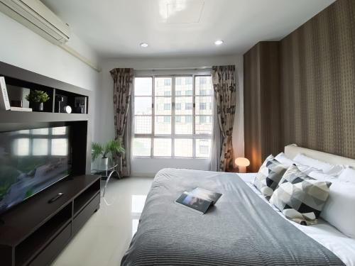Upscale Modern 2BR Ultra Fast WiFi BTS Asoke