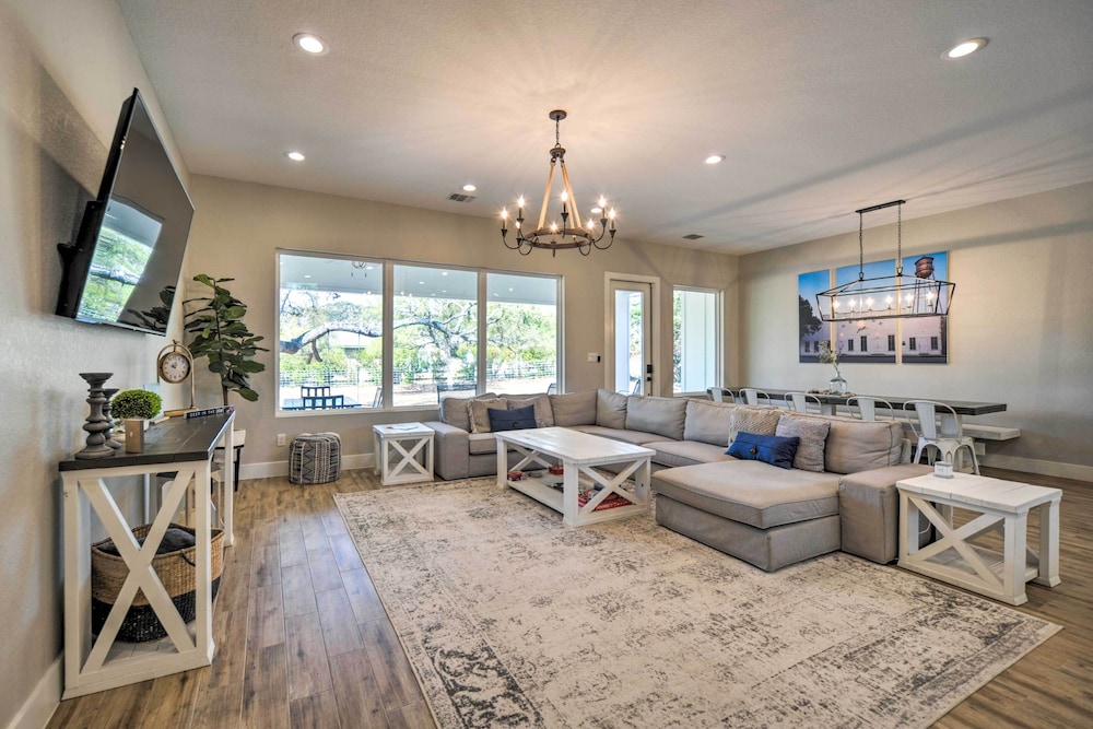 Brand New Modern Canyon Lake Escape with Fire Pit in Canyon Lake, United States