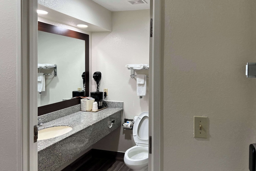 Econo Lodge Beaumont I 10 South - photo 13