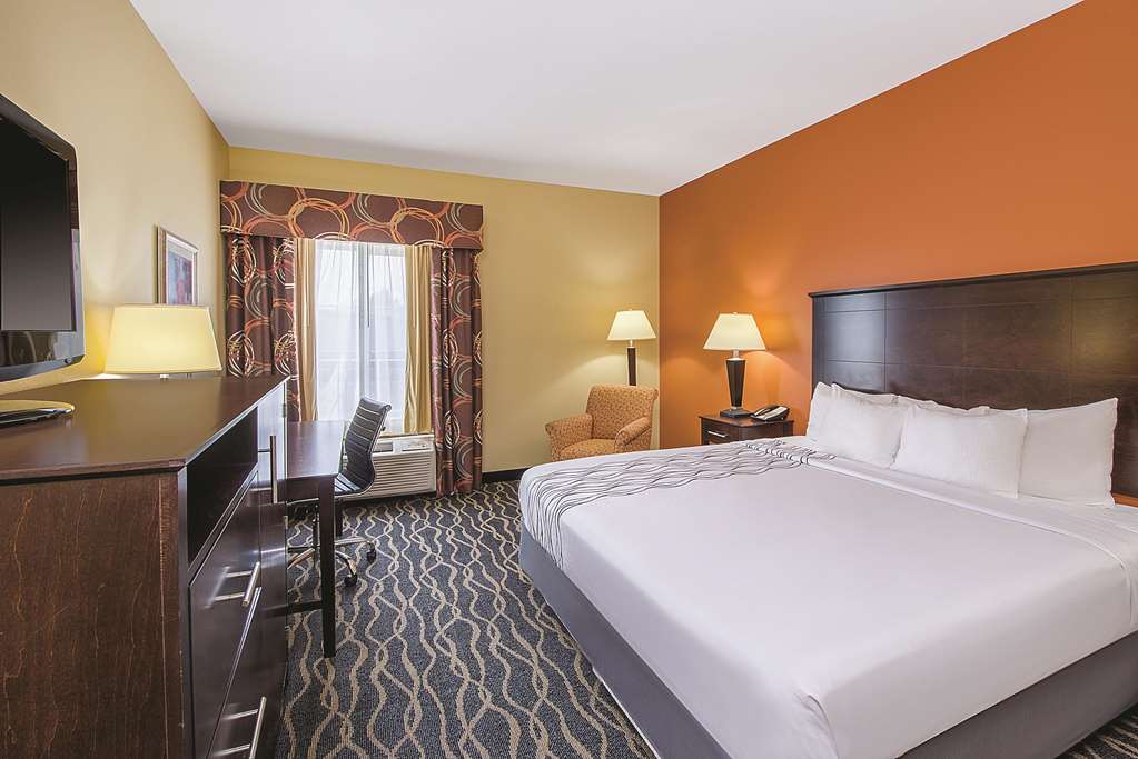 La Quinta Inn & Suites by Wyndham Tulsa Airpt Expo Square - photo 21