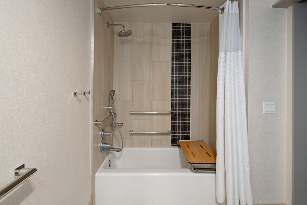 Embassy Suites by Hilton Monterey Bay Seaside - photo 36