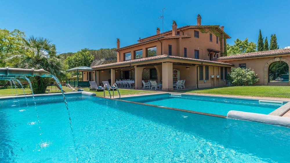 Country House Montepietraia E San Martino 18 Emma Villas — 4-Star Luxury Hotel in Sutri, Italy