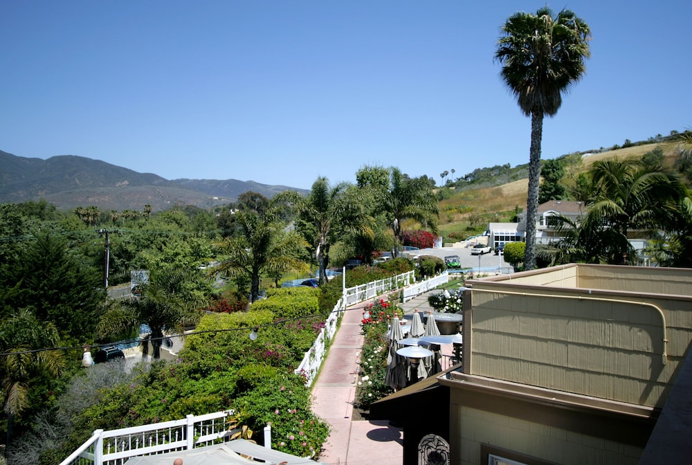 Malibu Country Inn - photo 2