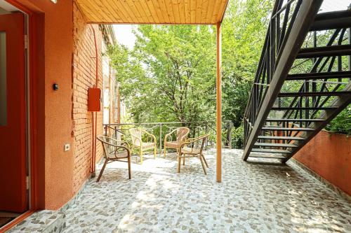 Unique 3 Apt Combo for 6 Guests by Wehost