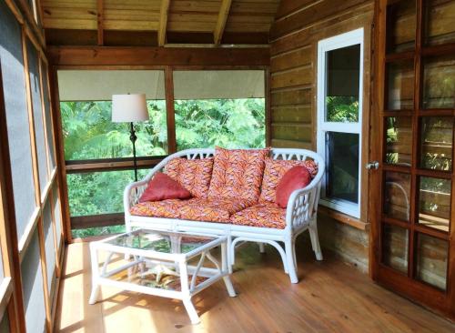 Phoenix House — 4-Star Luxury Hotel in Sandy Bay, Honduras