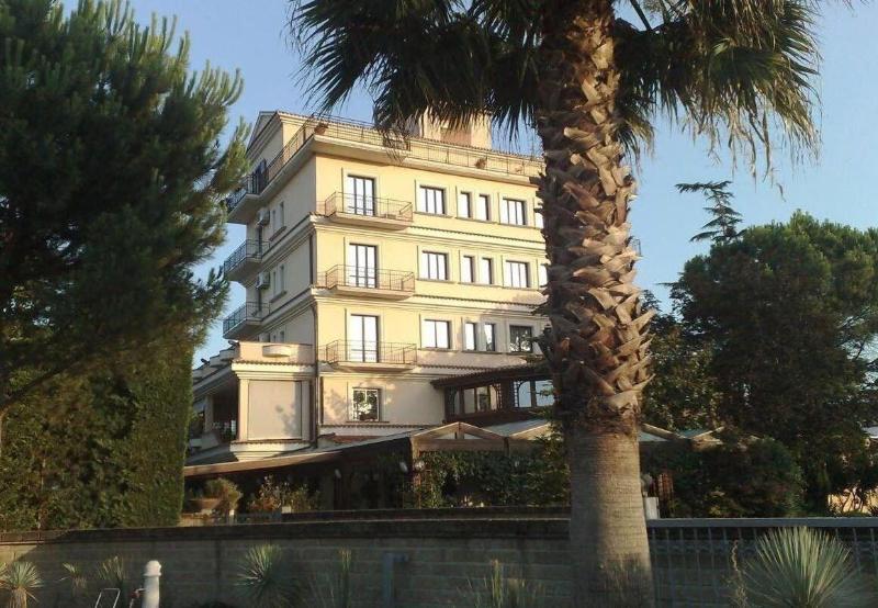 Hotel La Rotonda — hotel in Cepagatti