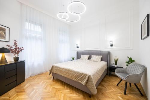Luxurious Central 4BEDRM 3BATHRM Residence w Balcony — 4-Star Luxury Hotel in Budapest, Hungary