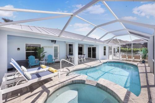 Coastal home with pool spa and steps to beach and food — 4-Star Luxury Hotel in Marco Island, United States