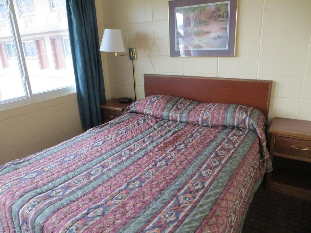 Deluxe Inn - photo 12