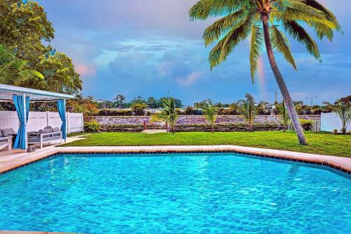 NEW Waterfront Tropic Oasis Heated Pool Canal Dock Air Hockey — hotel in Boynton Beach