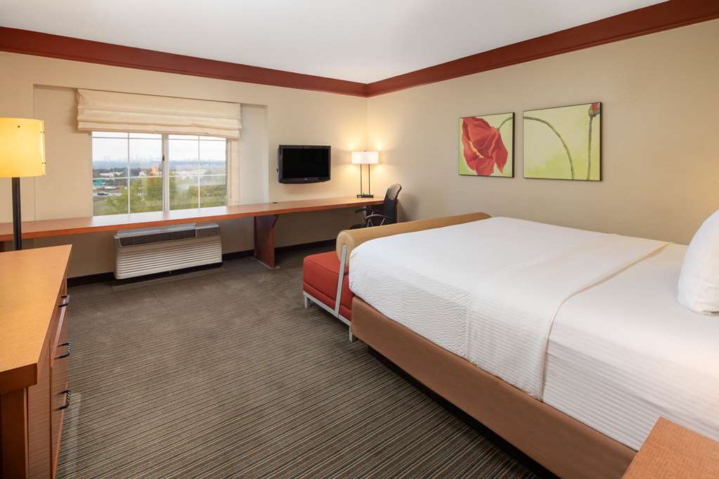 La Quinta Inn & Suites by Wyndham Atlanta Ballpark Galleria - photo 22