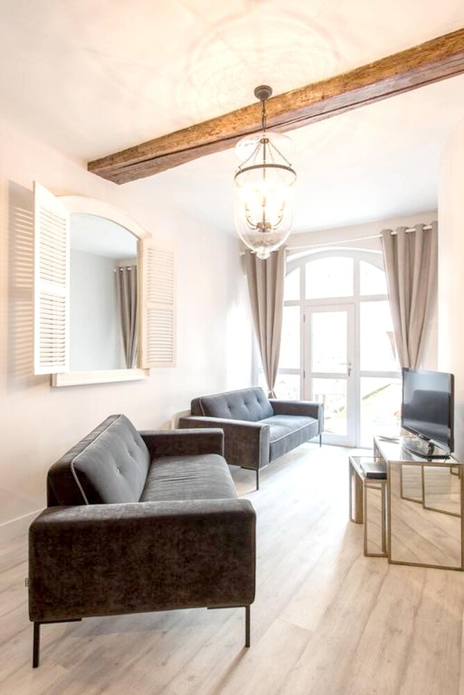 Apartment Le Logis de Gaspard — 4-Star Luxury Hotel in Beaune, France