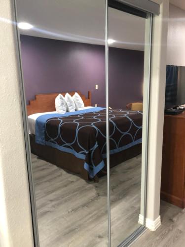 Diboll Inn & Suites - photo 16