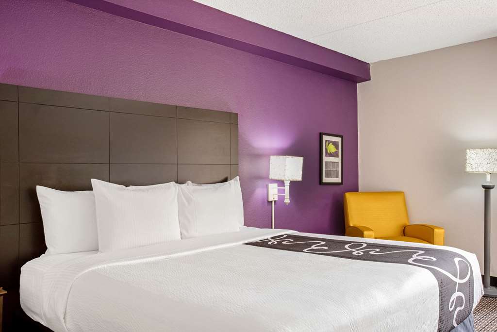 La Quinta Inn & Suites by Wyndham Miami Airport East - photo 45