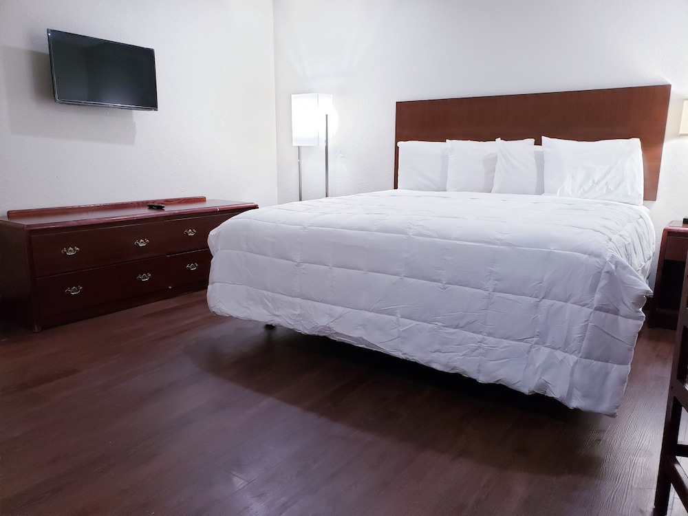 Clear Lakes Inn - photo 6