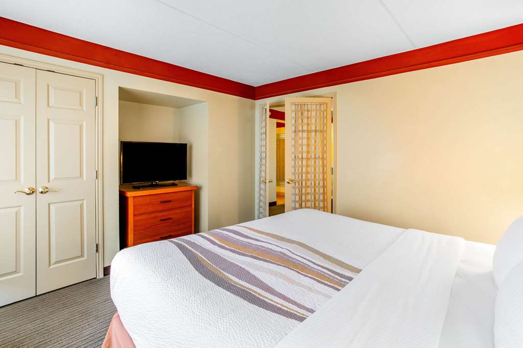 La Quinta Inn & Suites by Wyndham Raleigh Durham Southpoint - photo 31