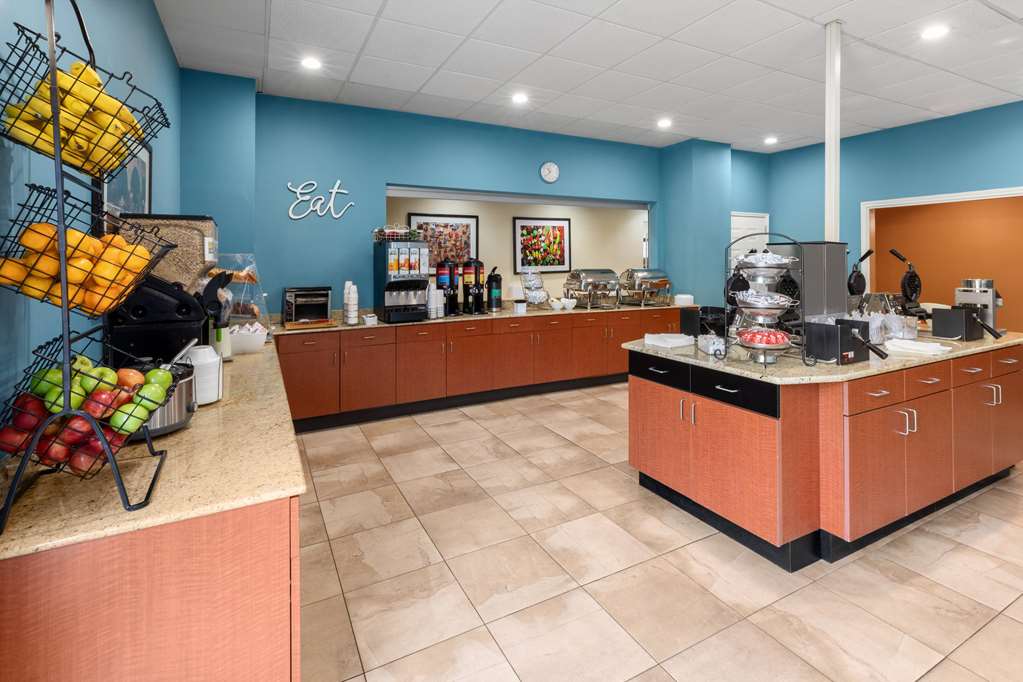 La Quinta Inn & Suites by Wyndham San Antonio Medical Ctr NW - photo 18