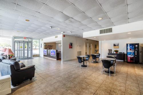 Concorde Inn Suites Pekin - photo 18
