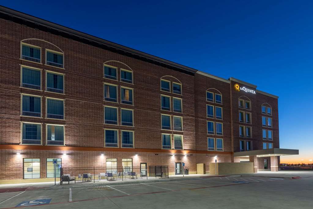 La Quinta Inn & Suites by Wyndham Dallas Frisco Stadium - photo 4