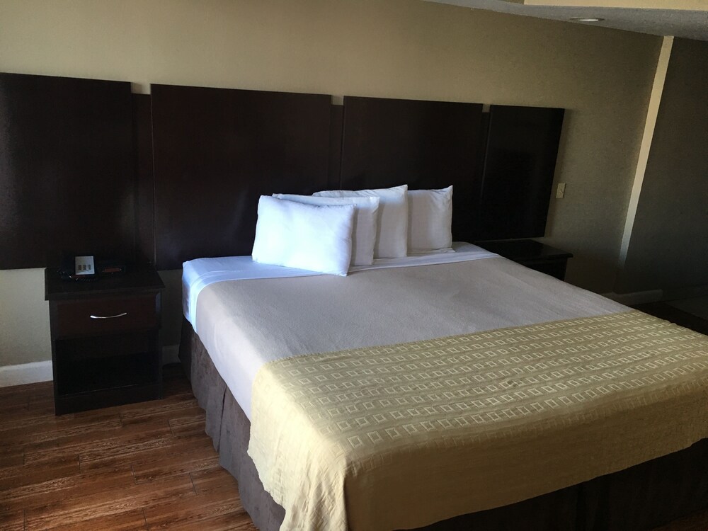 Boardwalk Inn and Suites - photo 9