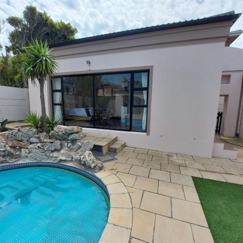 Balmoral Cottage West Beach